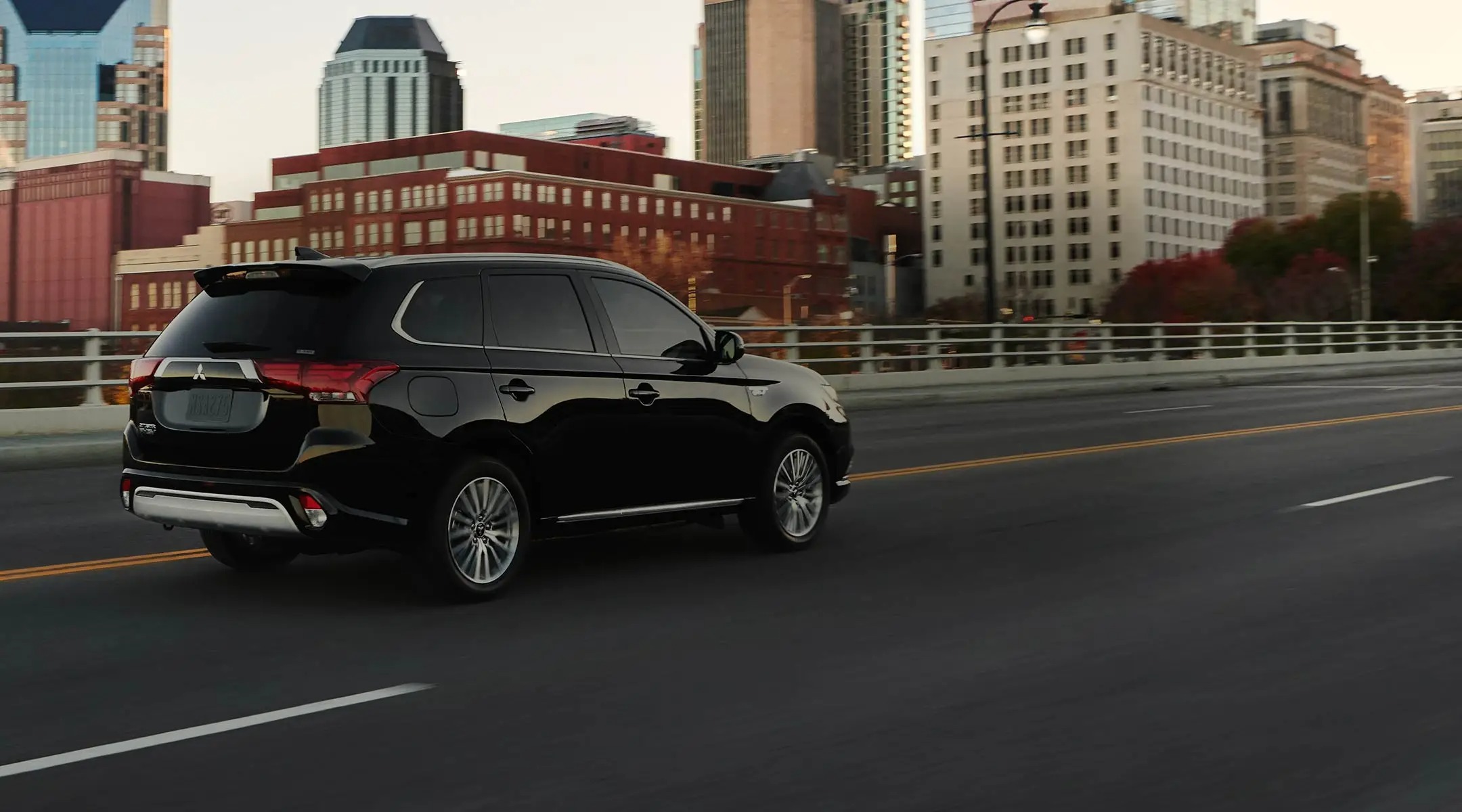 Outlander PHEV em andamento numa avenida