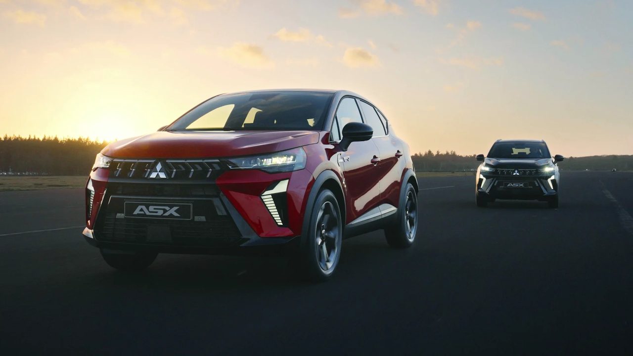 Mitsubishi ASX vermelho numa pista ao pôr do sol, com outro ASX atrás