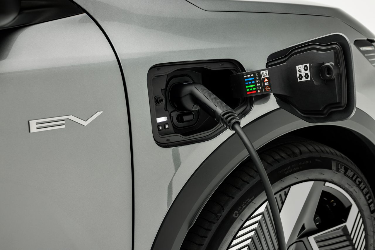 Eclipse Cross EV a carregar, com a ficha do cabo ligada à tomada na frente do lado do passageiro
