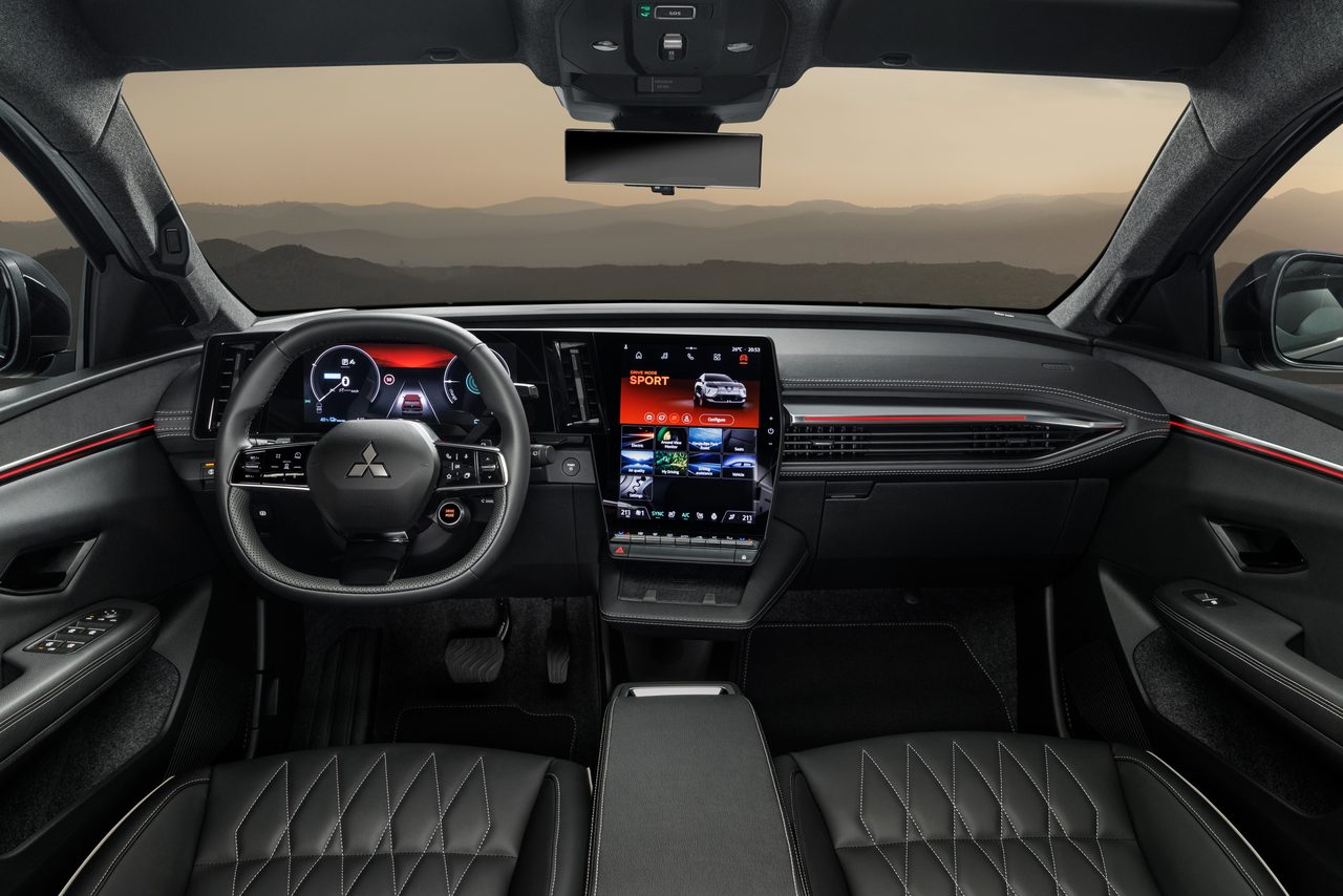 Habitáculo do Eclipse Cross EV visto de trás, com o volante, os dois ecrãs e os bancos da frente em pele