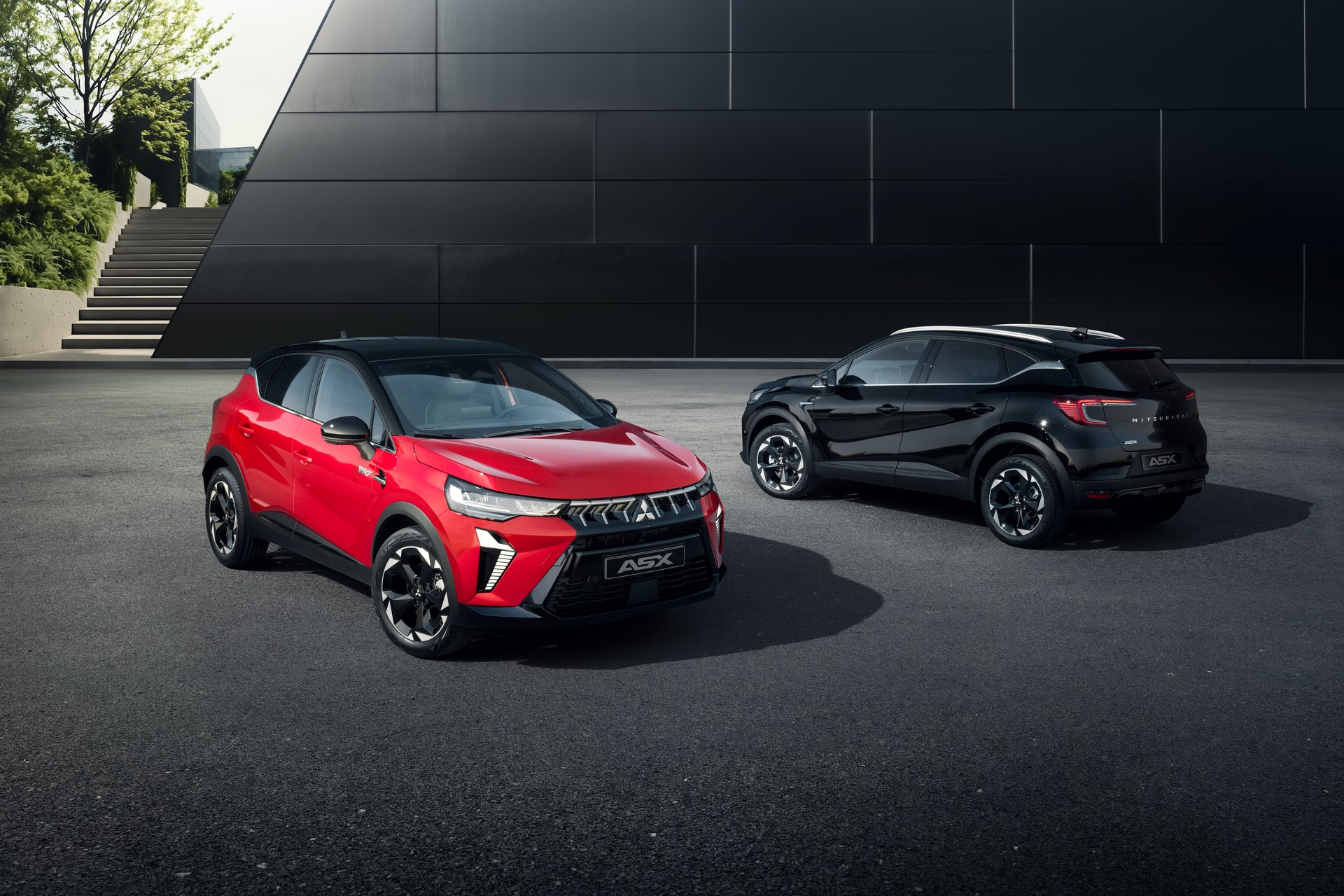 Dois Mitsubishi ASX lado a lado, um vermelho com o tejadilho preto e um preto com o tejadilho claro