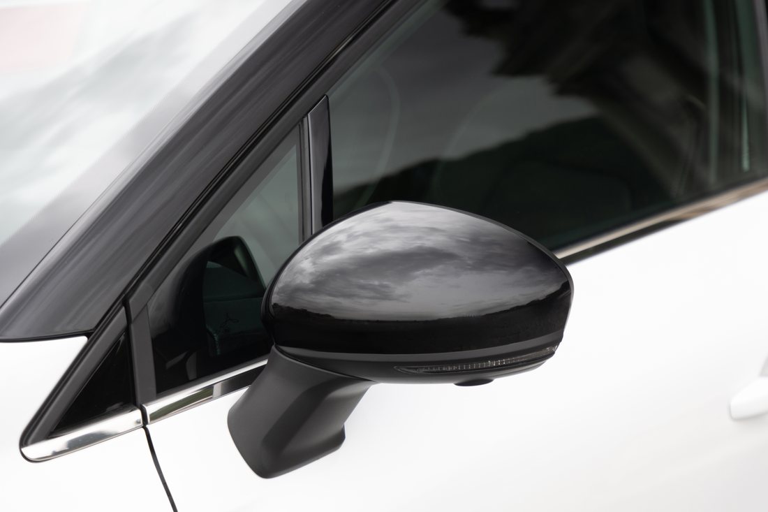 Espelho retrovisor exterior em preto de um Mitsubishi ASX branco
