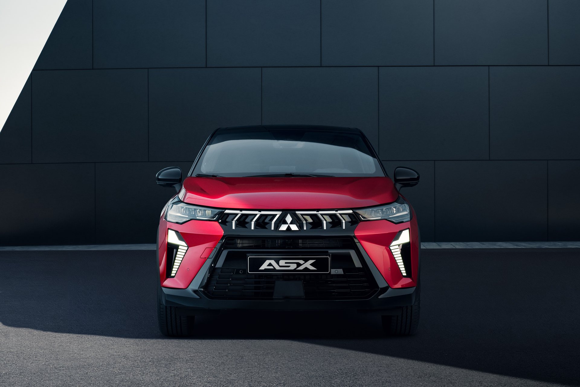 Mitsubishi ASX visto de frente, com os faróis e as luzes diurnas acesos