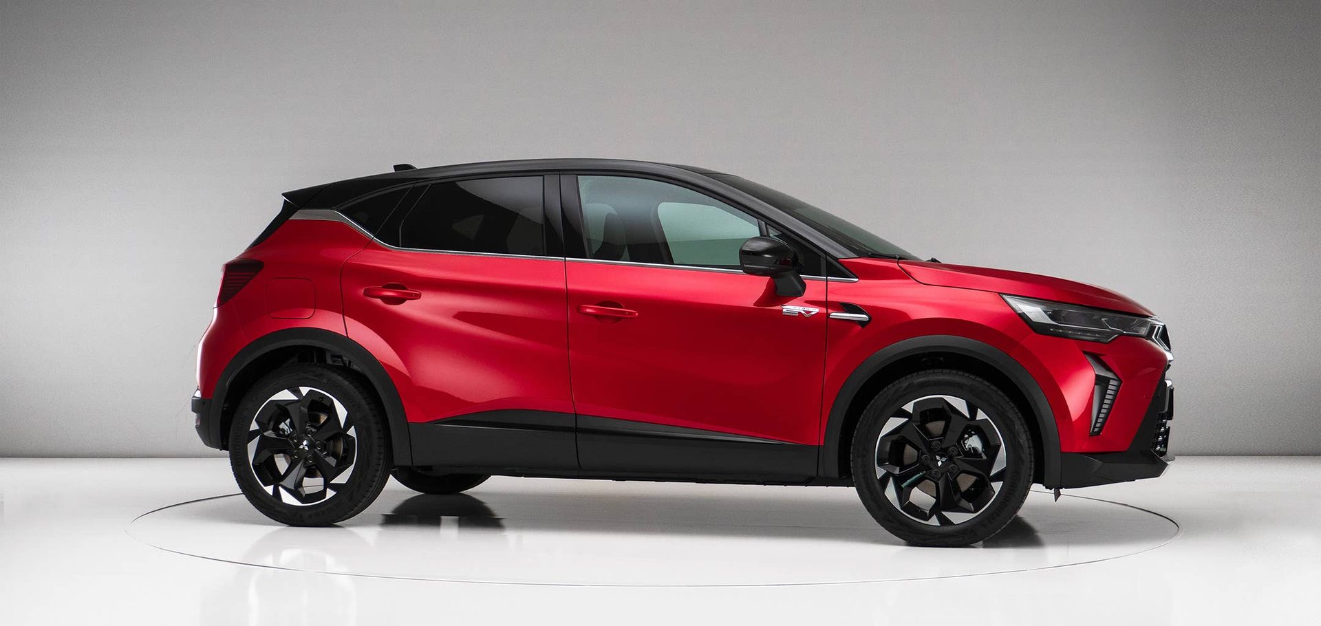 Mitsubishi ASX visto de perfil, em estúdio