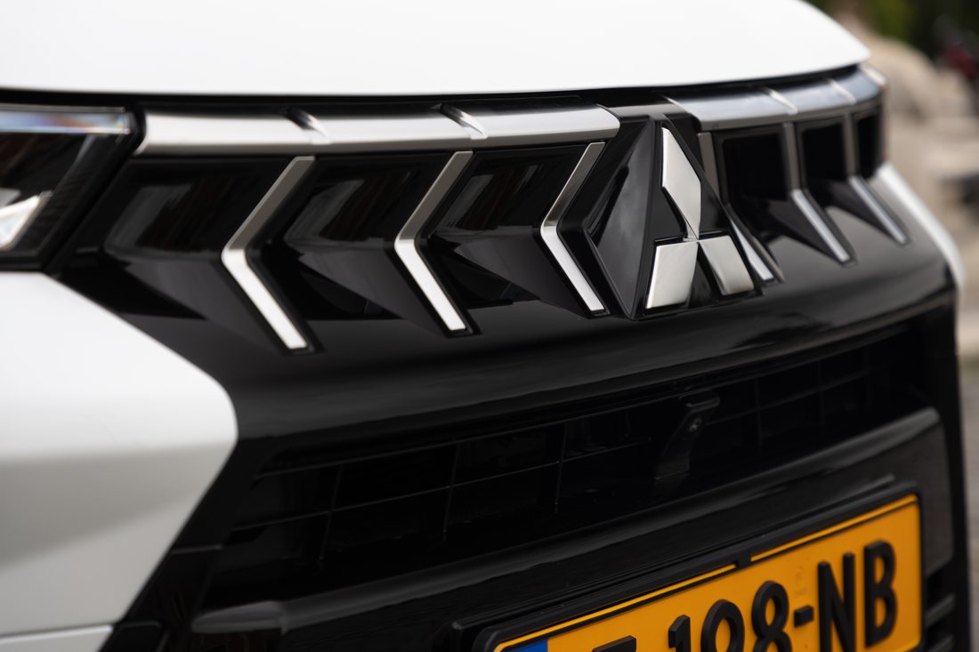Grelha dianteira do Mitsubishi ASX em grande plano, com o emblema dos três diamantes ao centro