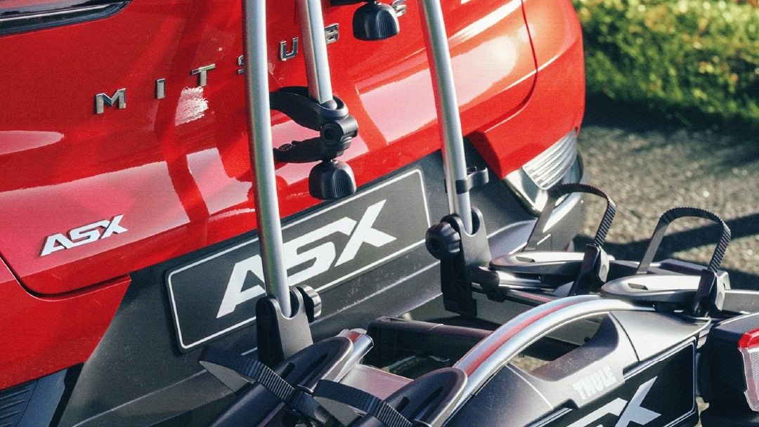 Um suporte de bicicletas montado na bola de reboque de um ASX