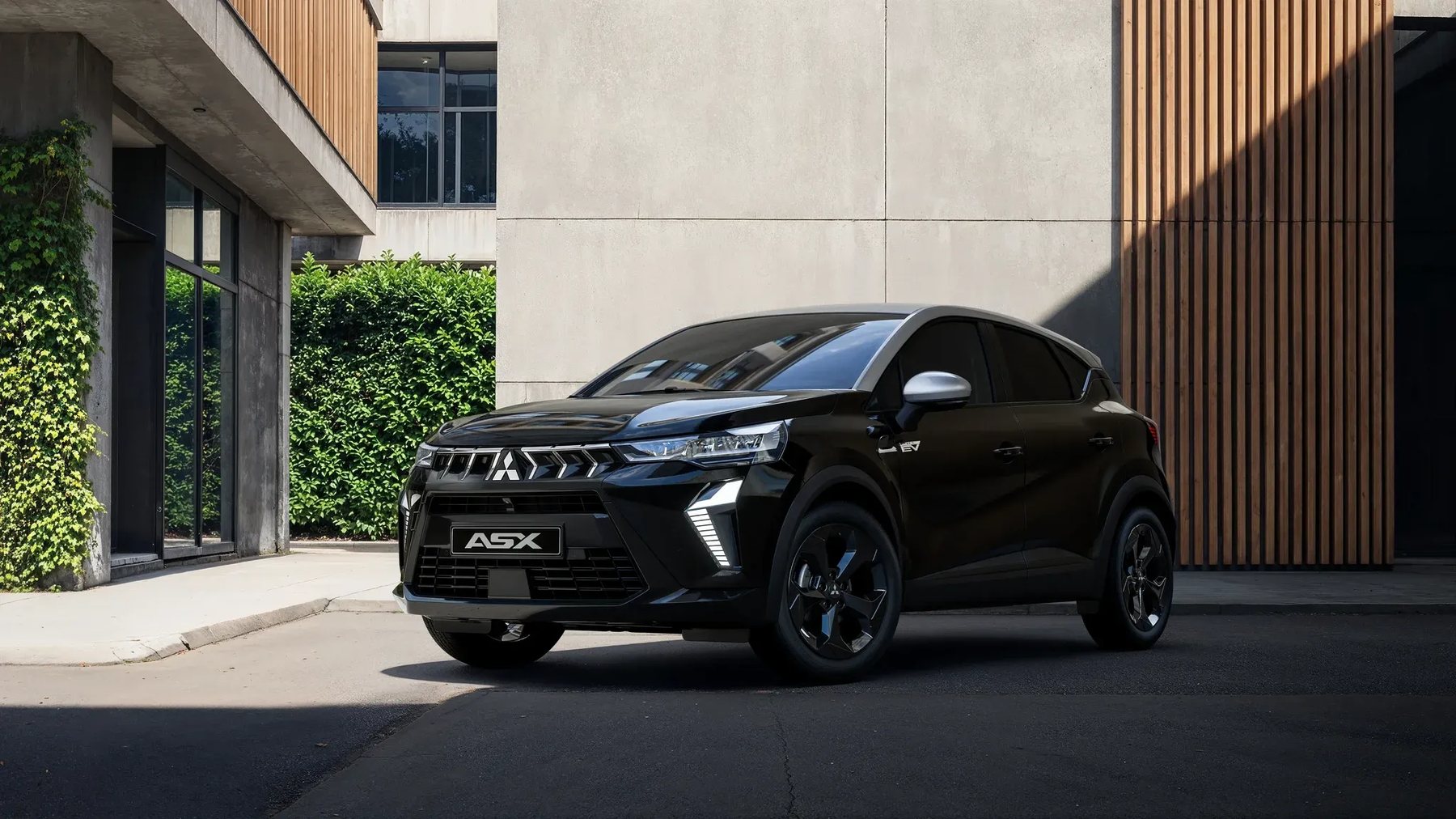 O ASX Black Edition estacionado à frente de um edifício