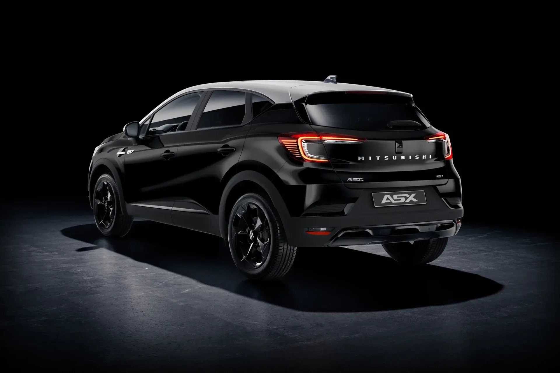 O Mitsubishi ASX Black Edition de três quartos traseiros, em estúdio