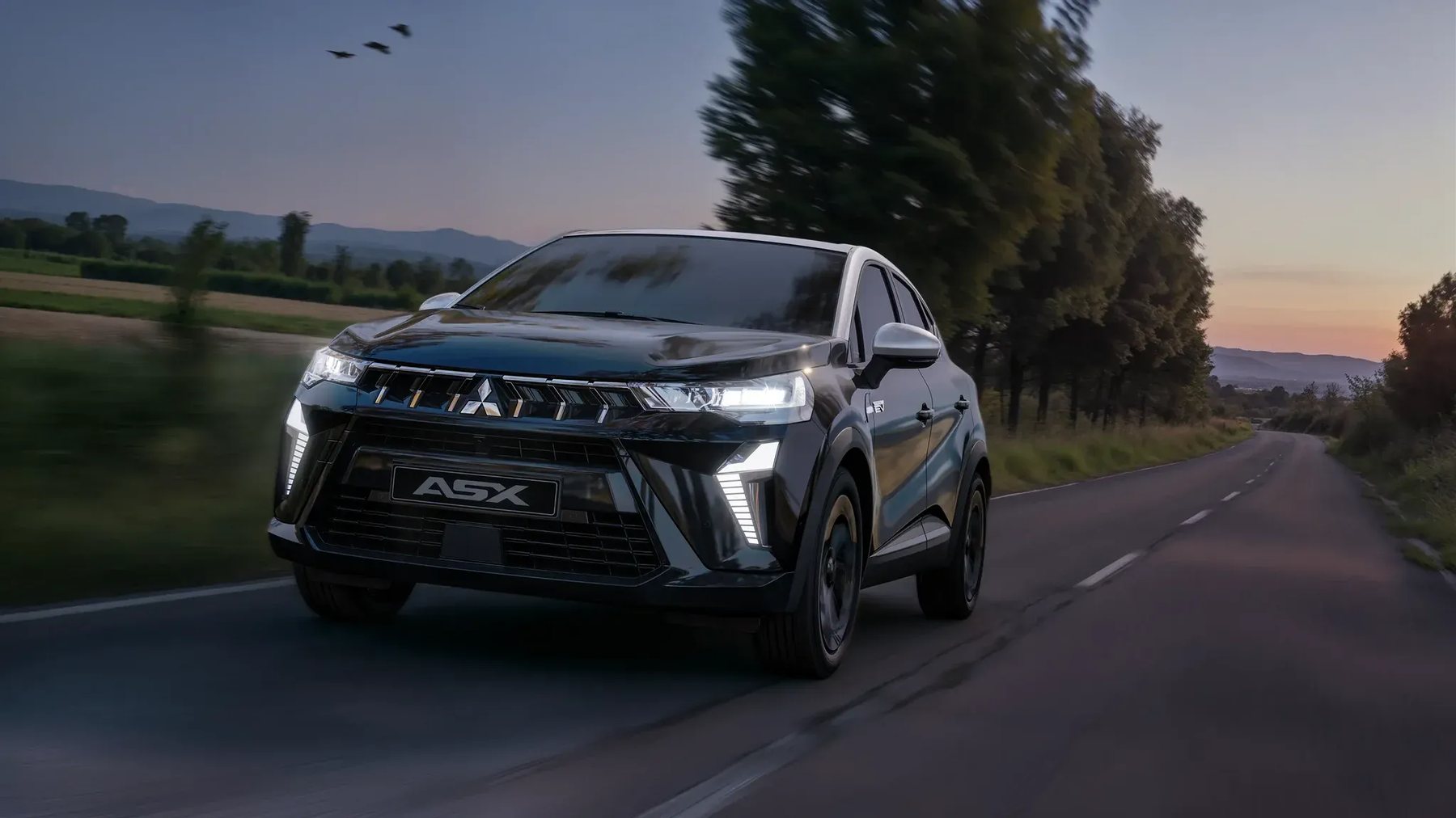 Mitsubishi ASX Black Edition em estrada ao entardecer