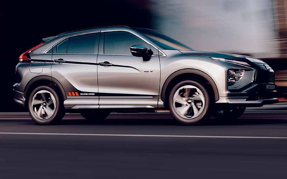 Mitsubishi Eclipse Cross PHEV vermelho, de três quartos frente