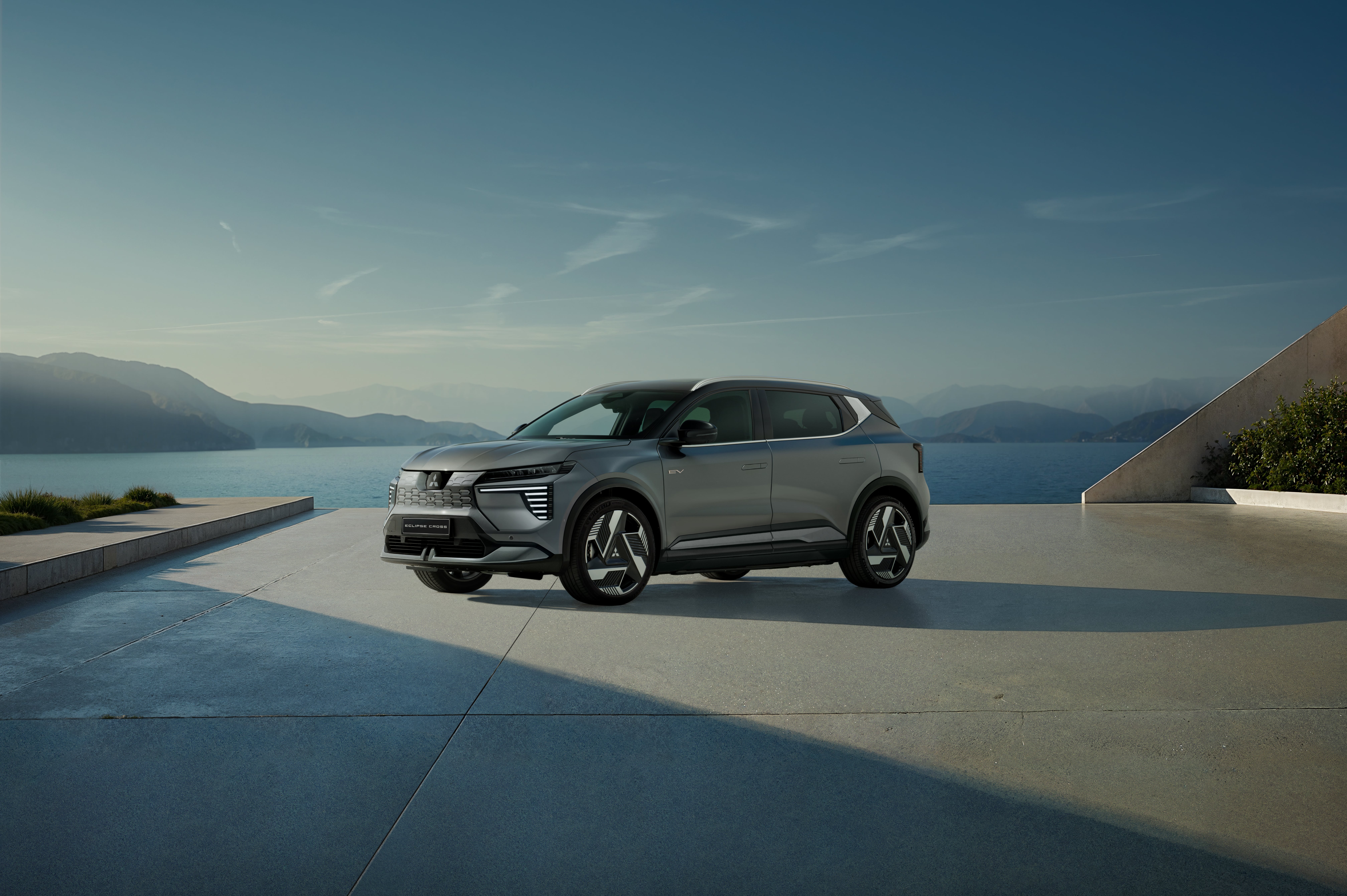 Mitsubishi Eclipse Cross EV visto de três quartos dianteiros