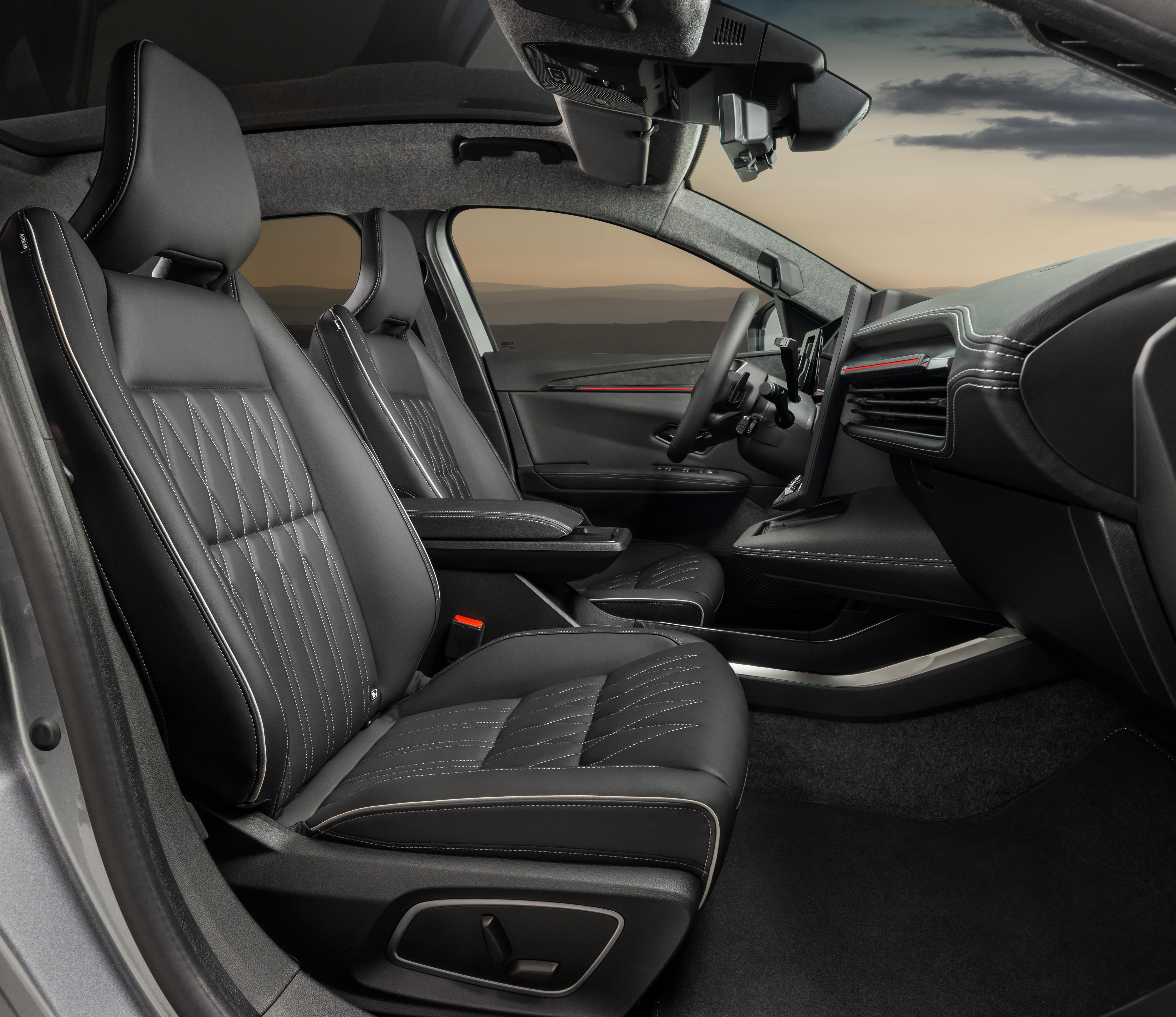 Painel do Mitsubishi Eclipse Cross EV, com os dois ecrãs ligados