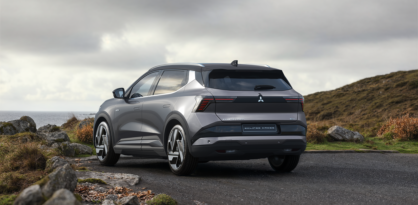 Traseira do Mitsubishi Eclipse Cross EV, com a barra de luz acesa de canto a canto
