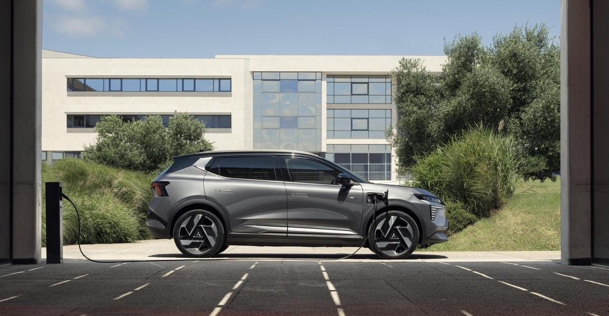 Mitsubishi Eclipse Cross EV numa estrada de montanha