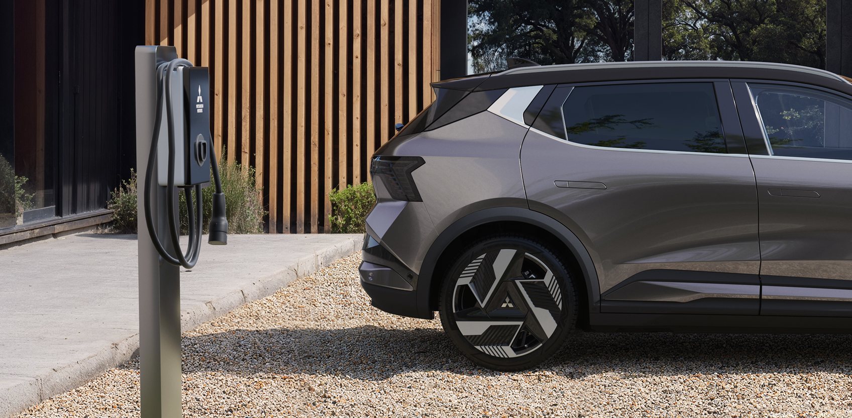 Eclipse Cross ligado a uma caixa de parede de carregamento