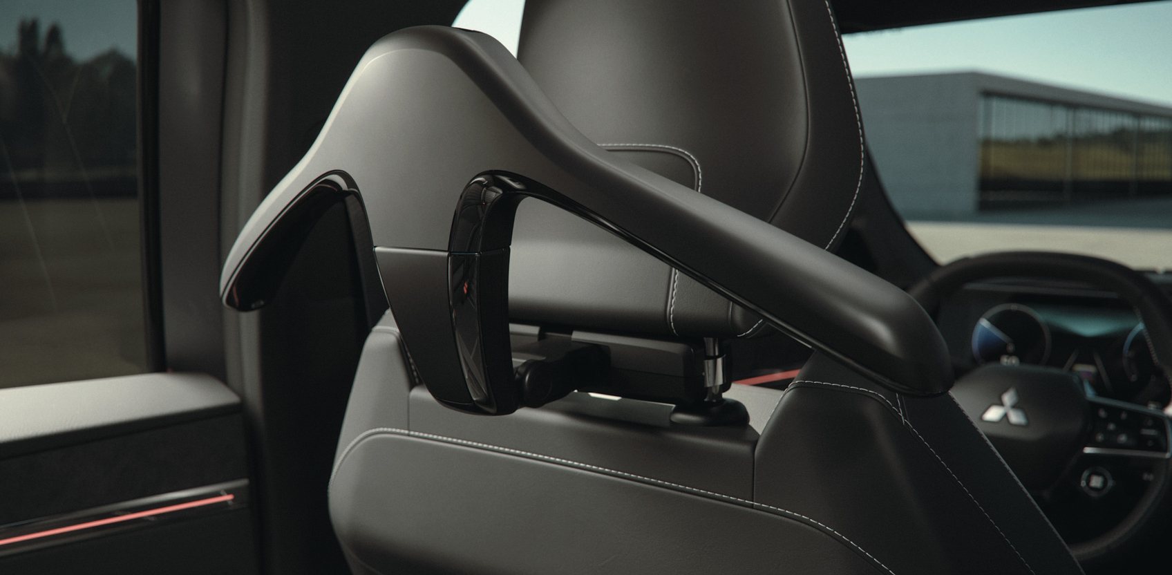 Cabide montado no encosto de cabeça de um Eclipse Cross
