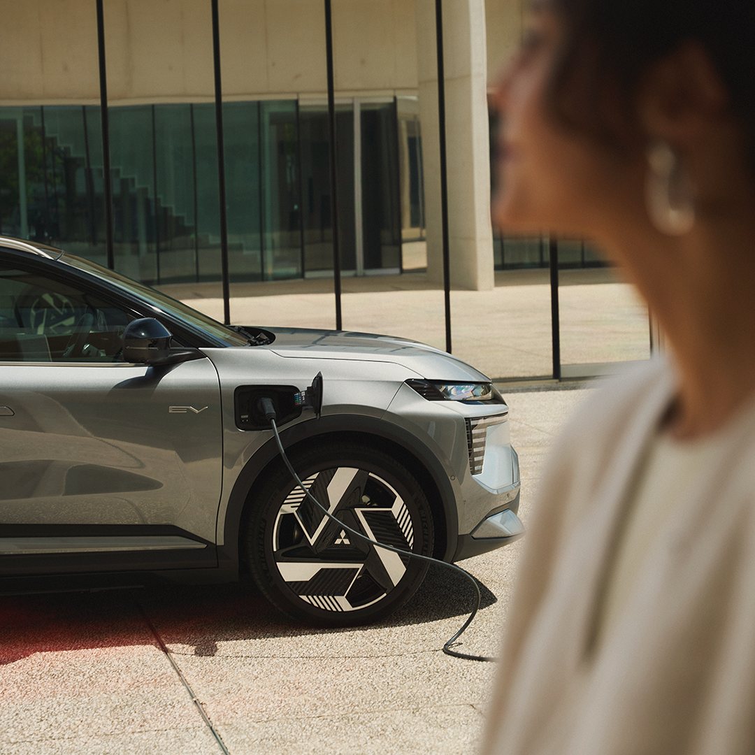 Mitsubishi Eclipse Cross EV estacionado ao fim do dia
