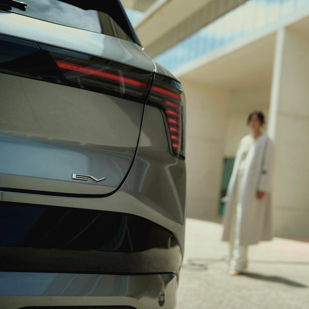Emblema EV na traseira do Mitsubishi Eclipse Cross EV