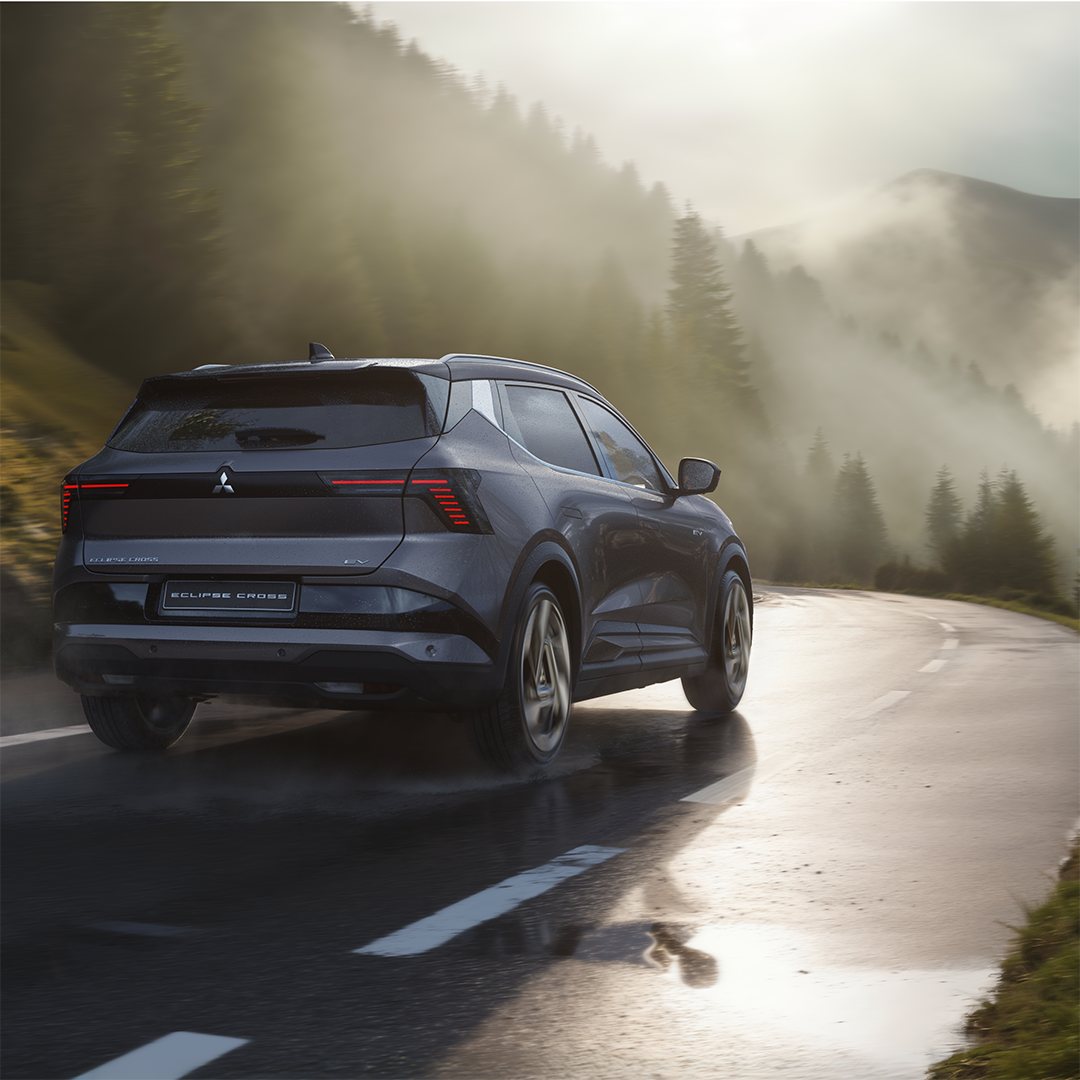 Mitsubishi Eclipse Cross EV a circular numa estrada de montanha