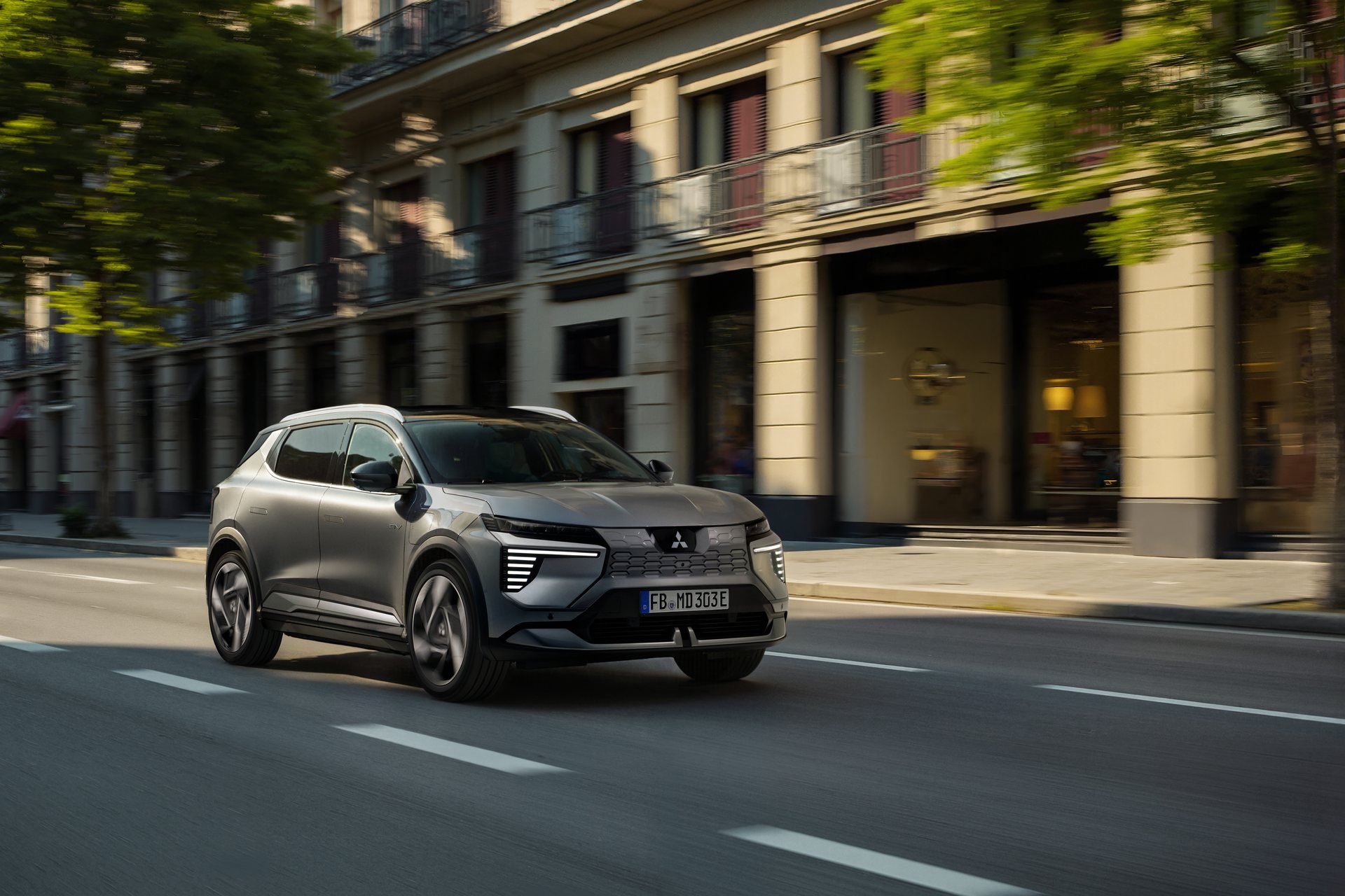 Mitsubishi Eclipse Cross EV numa rua da cidade