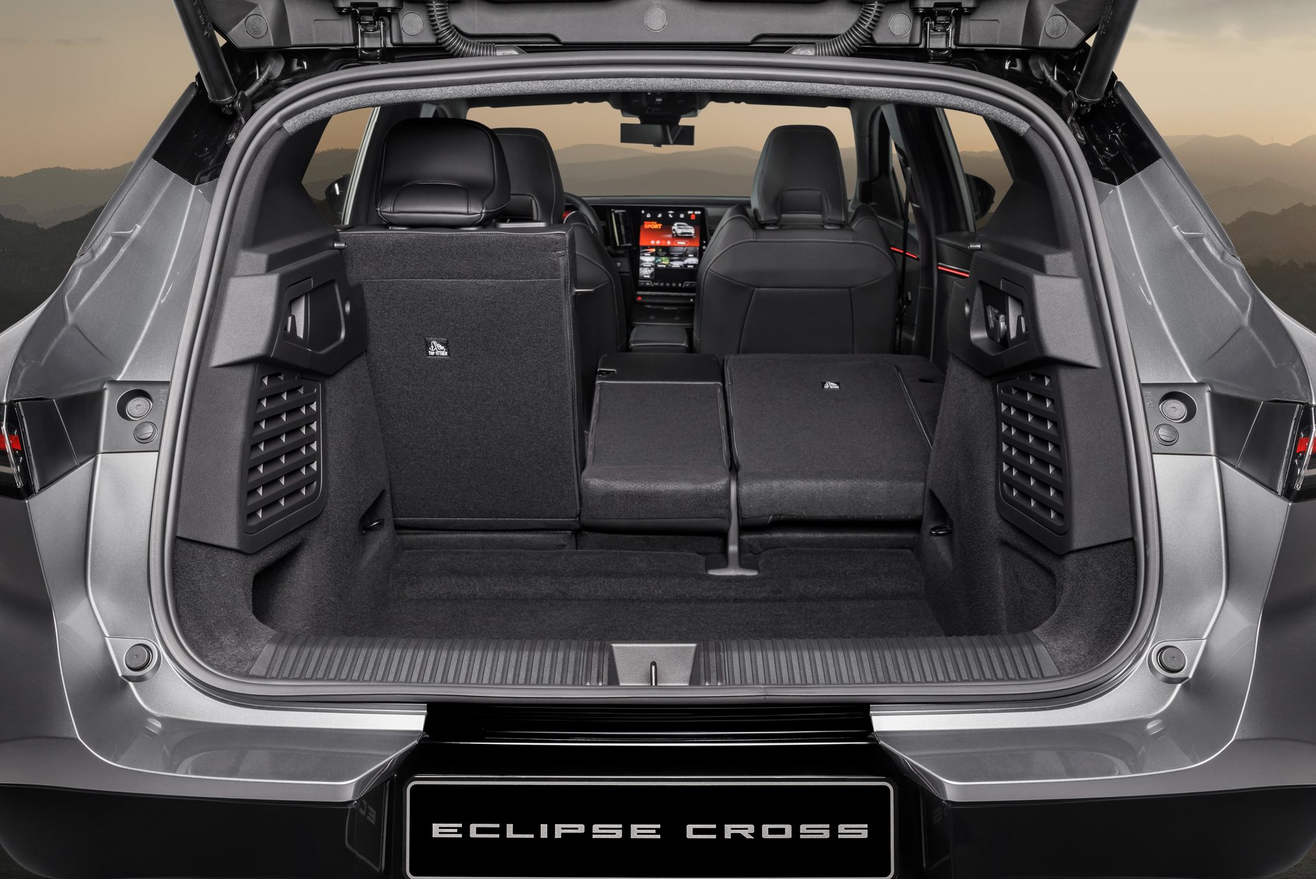 Bagageira do Mitsubishi Eclipse Cross EV com os bancos levantados