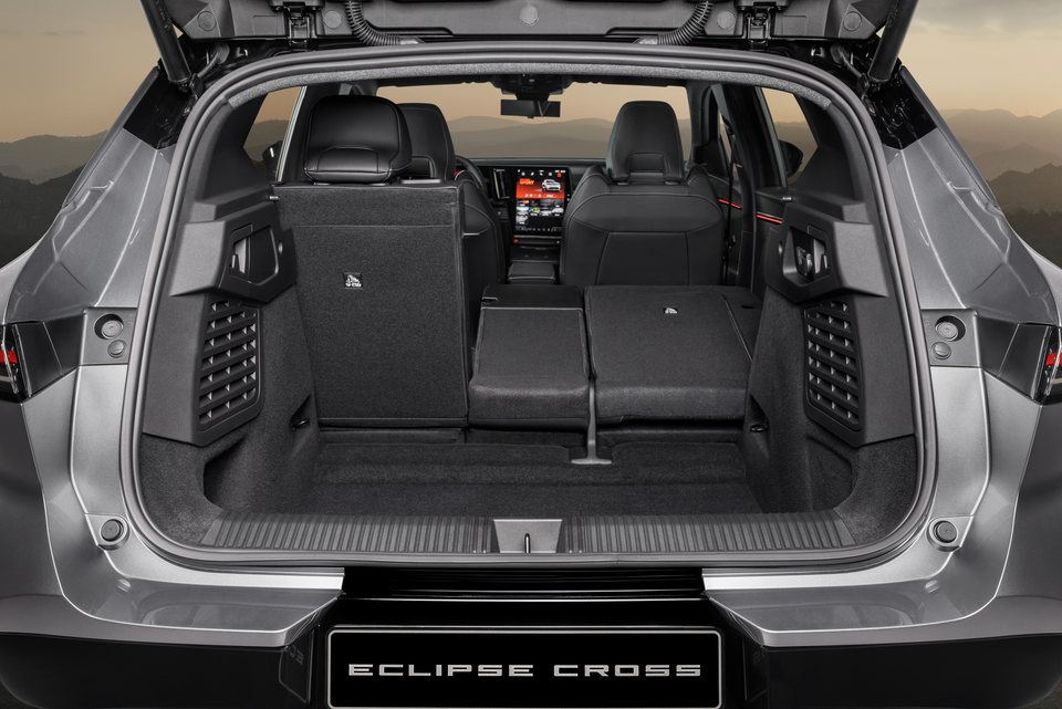 Bagageira aberta do Eclipse Cross EV, com o banco traseiro em pé