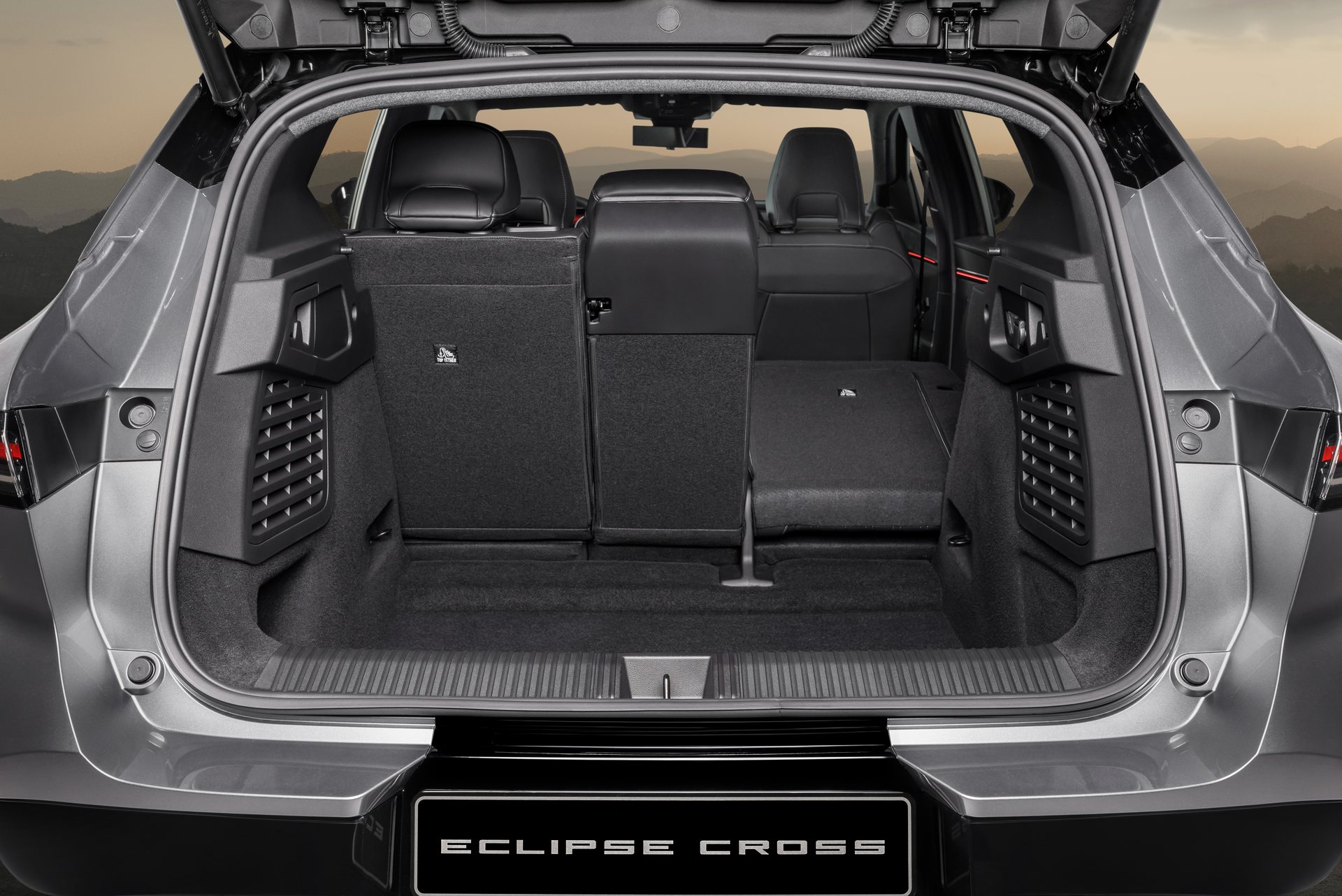 Bagageira do Mitsubishi Eclipse Cross EV com os bancos rebatidos