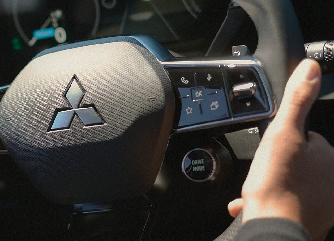 Comandos no volante do Mitsubishi Eclipse Cross EV