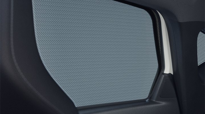 Palas de sol montadas nos vidros traseiros de um Mitsubishi Grandis
