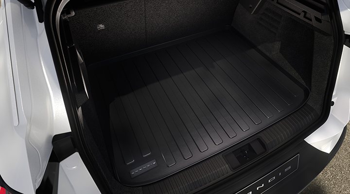Tabuleiro reversível na bagageira de um Mitsubishi Grandis