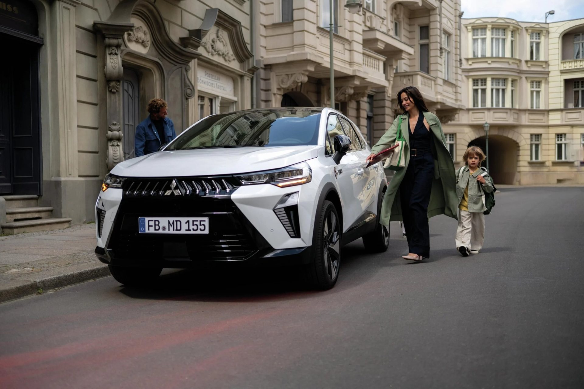 Mitsubishi Grandis estacionado numa rua