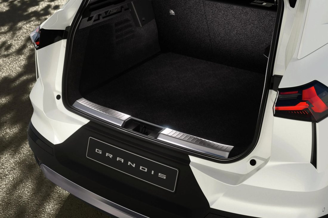 Bagageira aberta do Mitsubishi Grandis, com a soleira em inox