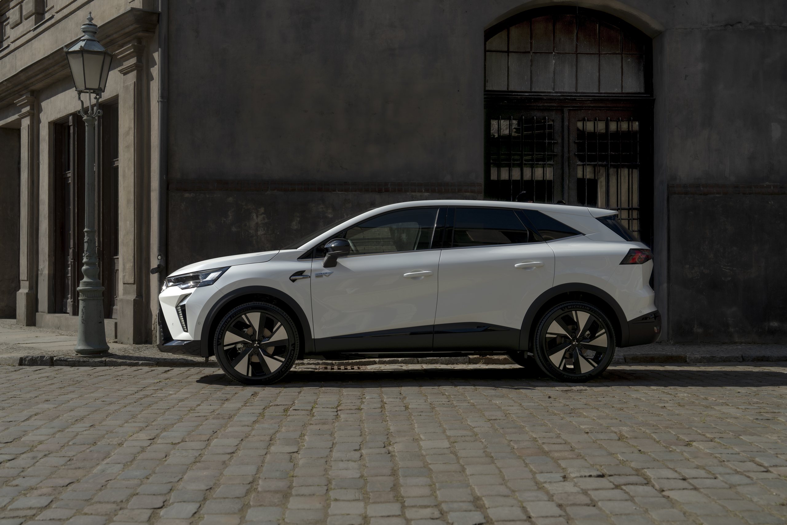 Mitsubishi Grandis visto de perfil, estacionado numa rua