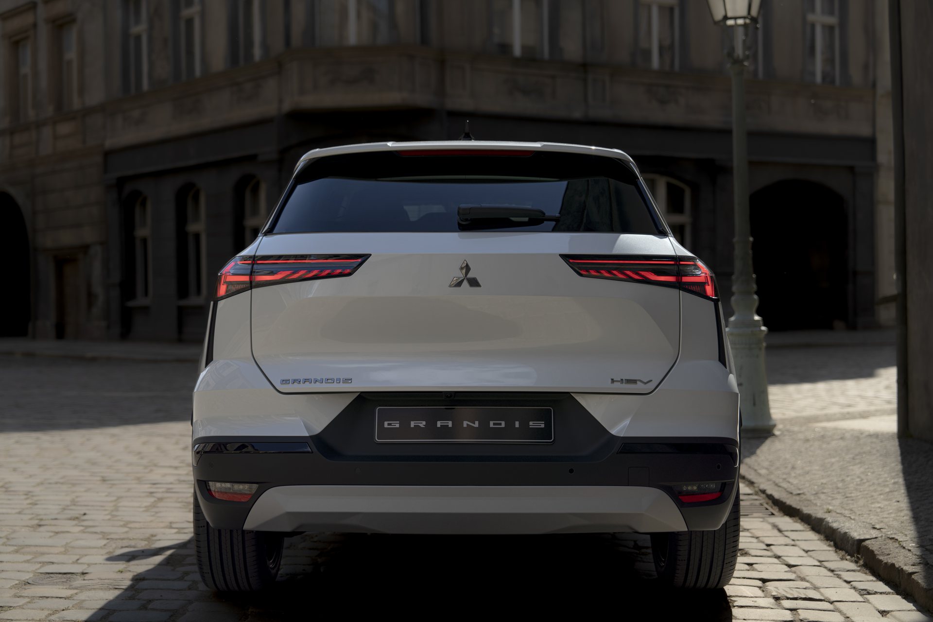 Traseira do Mitsubishi Grandis, estacionado numa rua