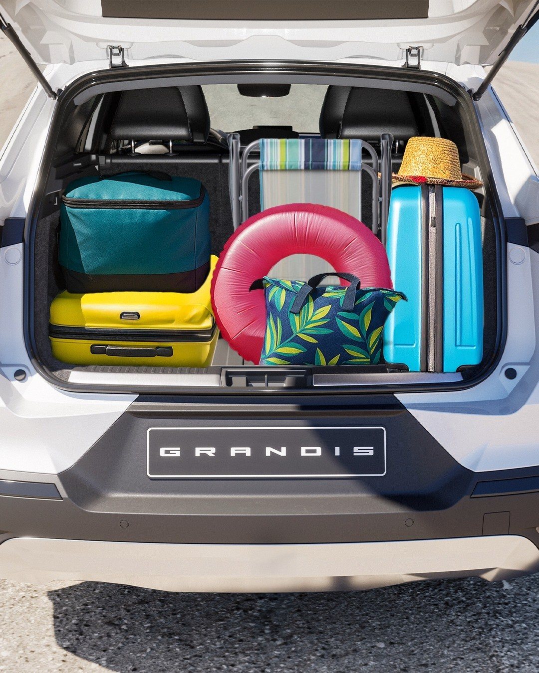 Bagageira do Mitsubishi Grandis carregada para férias