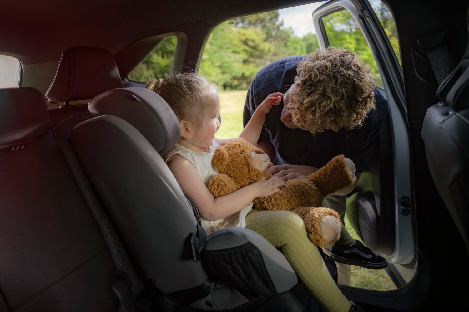 Criança numa cadeira presa com ISOFIX no Mitsubishi Grandis