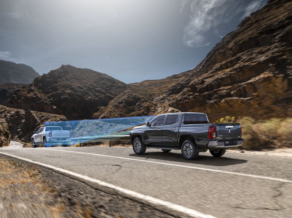 L200 numa estrada de montanha, com a zona de deteção do radar traseiro desenhada em azul