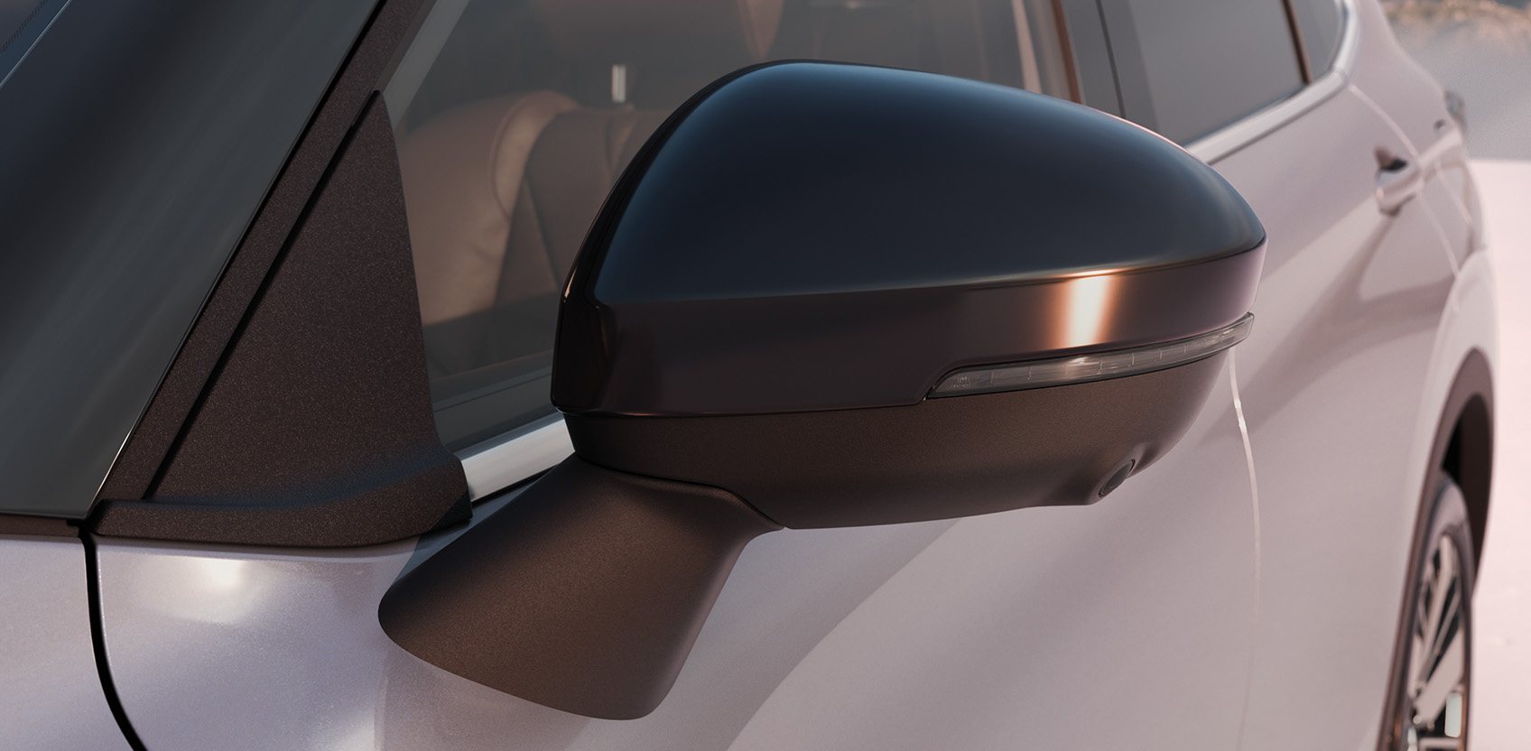 Capa cromada no retrovisor exterior de um Outlander