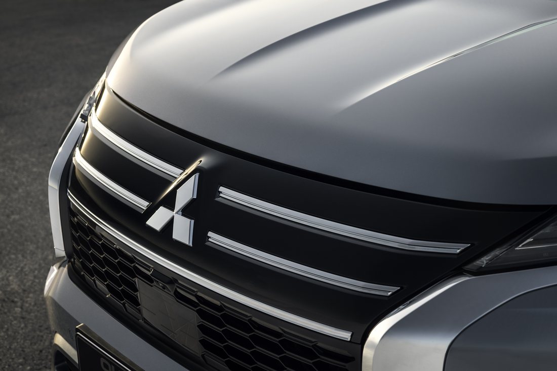 Grelha e emblema Mitsubishi do Outlander PHEV