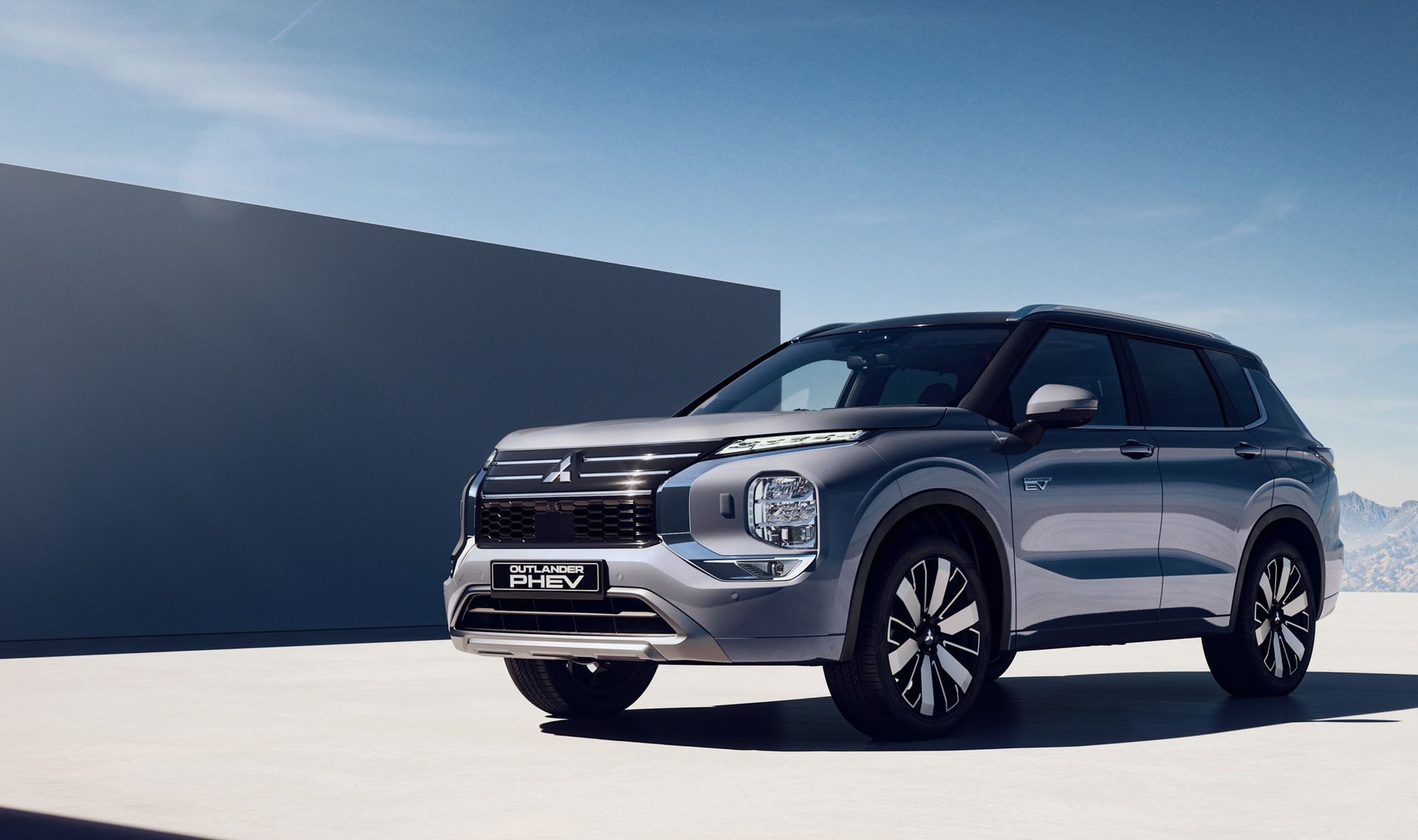 Mitsubishi Outlander PHEV visto de três quartos dianteiros