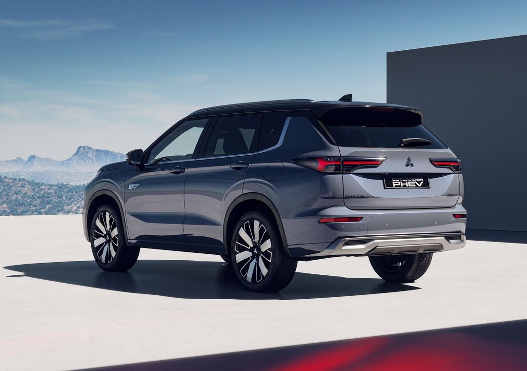 Mitsubishi Outlander PHEV visto de três quartos traseiros