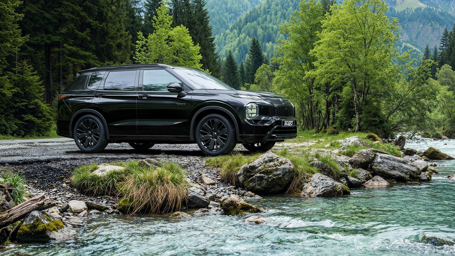 Mitsubishi Outlander PHEV preto de perfil, numa margem de saibro junto a um rio de montanha
