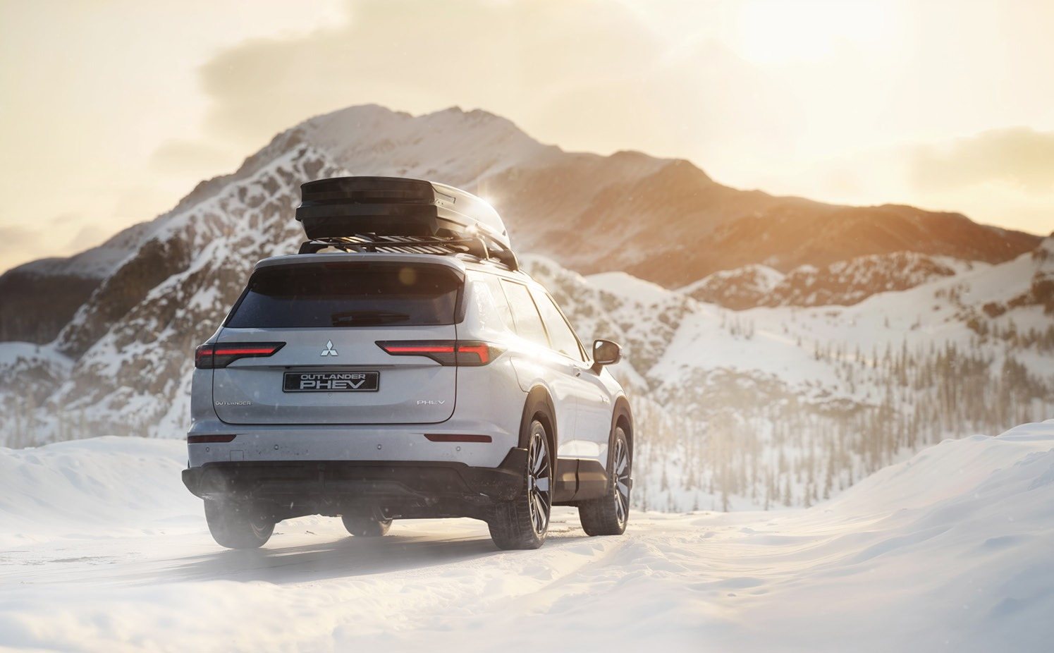 Mitsubishi Outlander PHEV com S-AWC em piso de neve