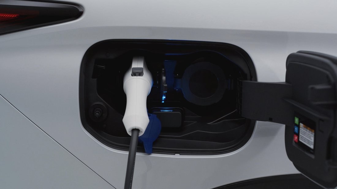 As duas tomadas de carregamento do Mitsubishi Outlander PHEV, atrás da mesma portinhola