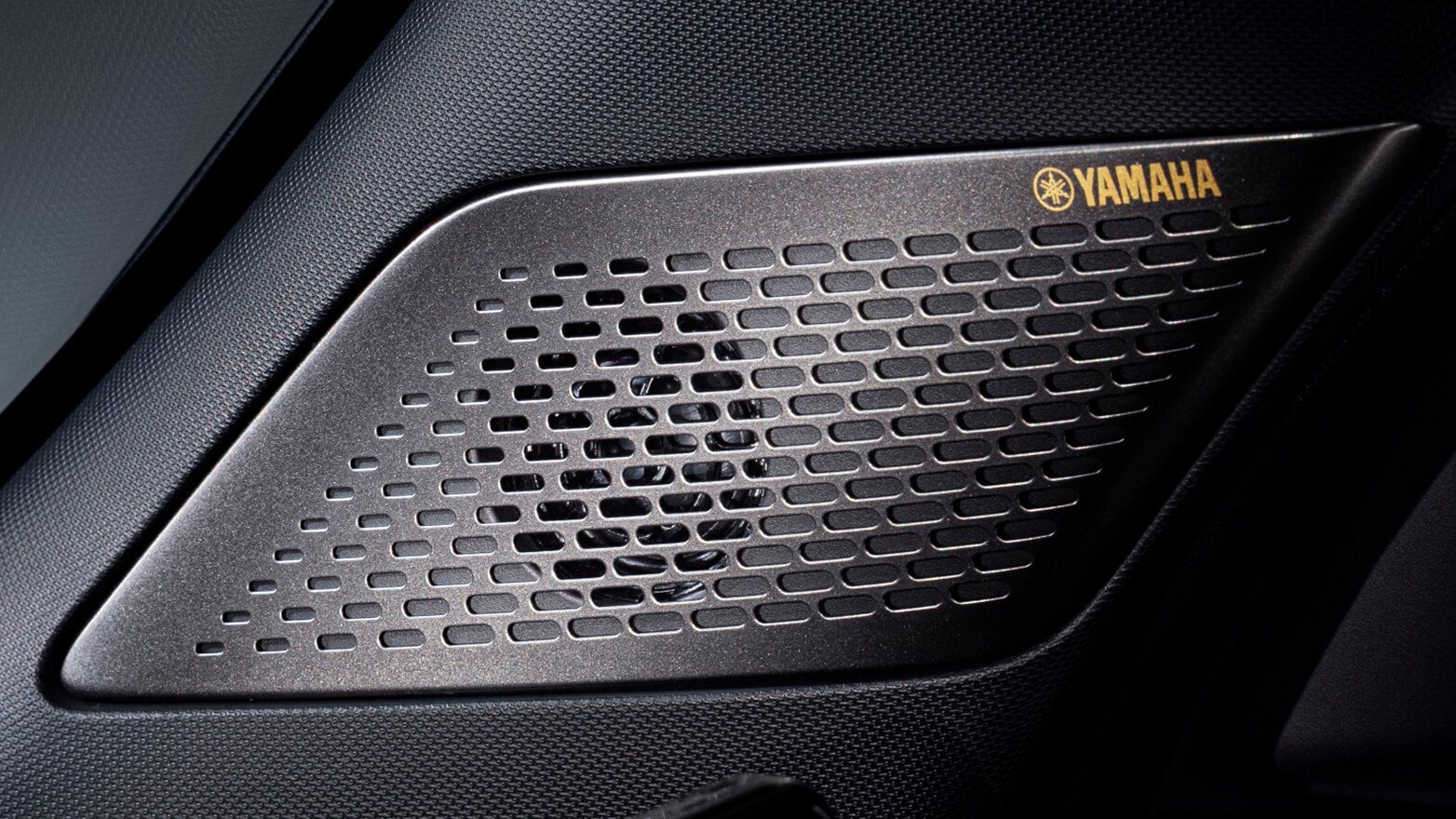 O sistema de som Yamaha do novo Pajero