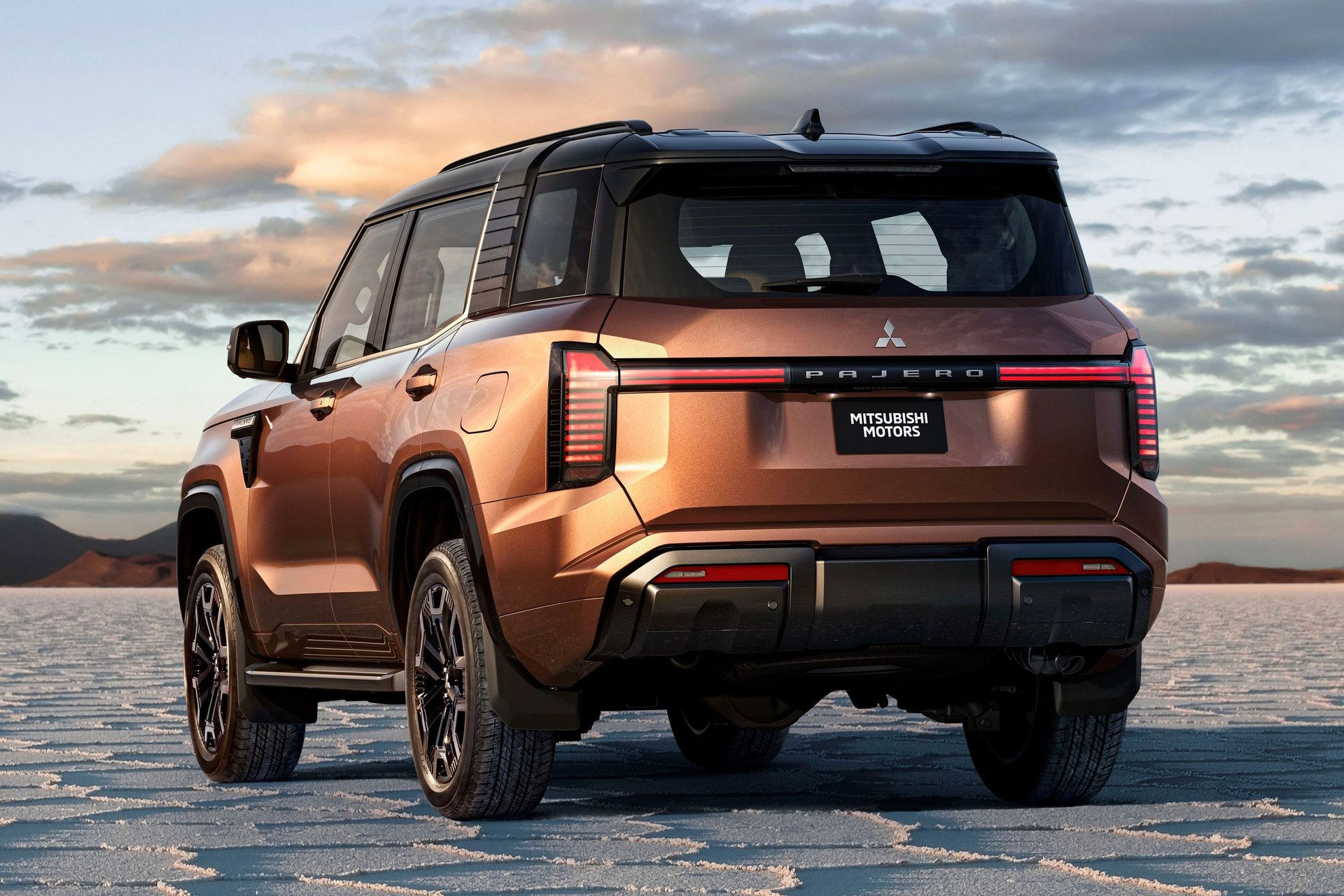 O novo Pajero em Armor Copper Metallic ao fim da tarde