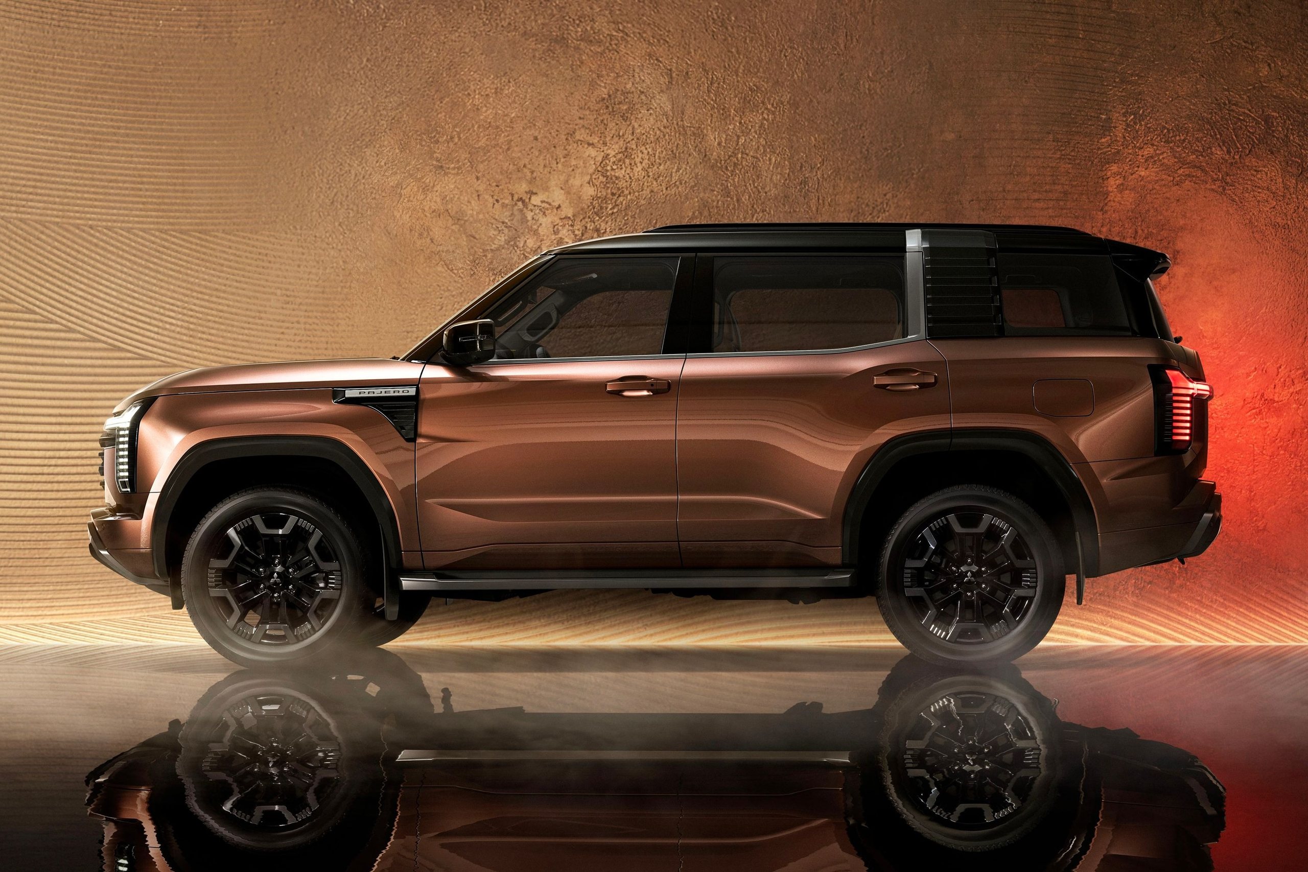 Perfil do novo Mitsubishi Pajero em estúdio