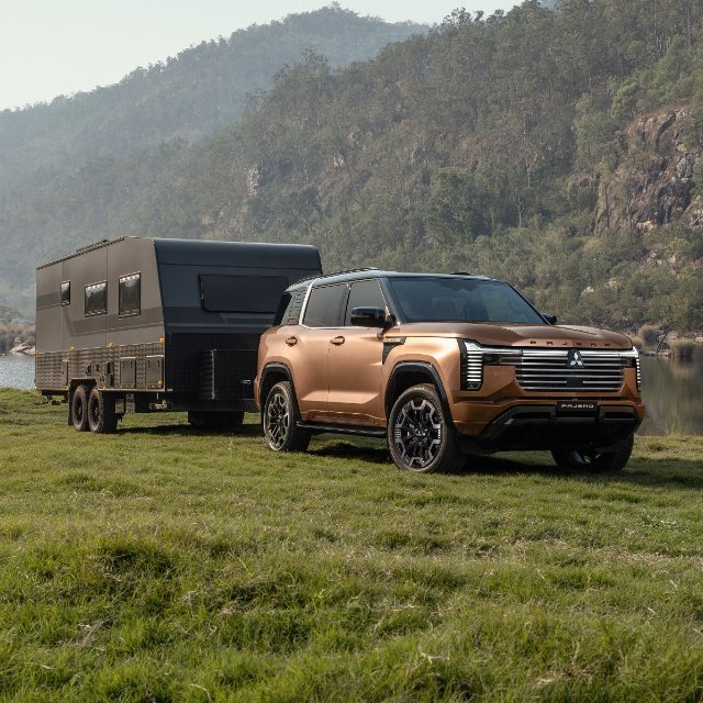 O novo Pajero a rebocar uma caravana de dois eixos, num prado